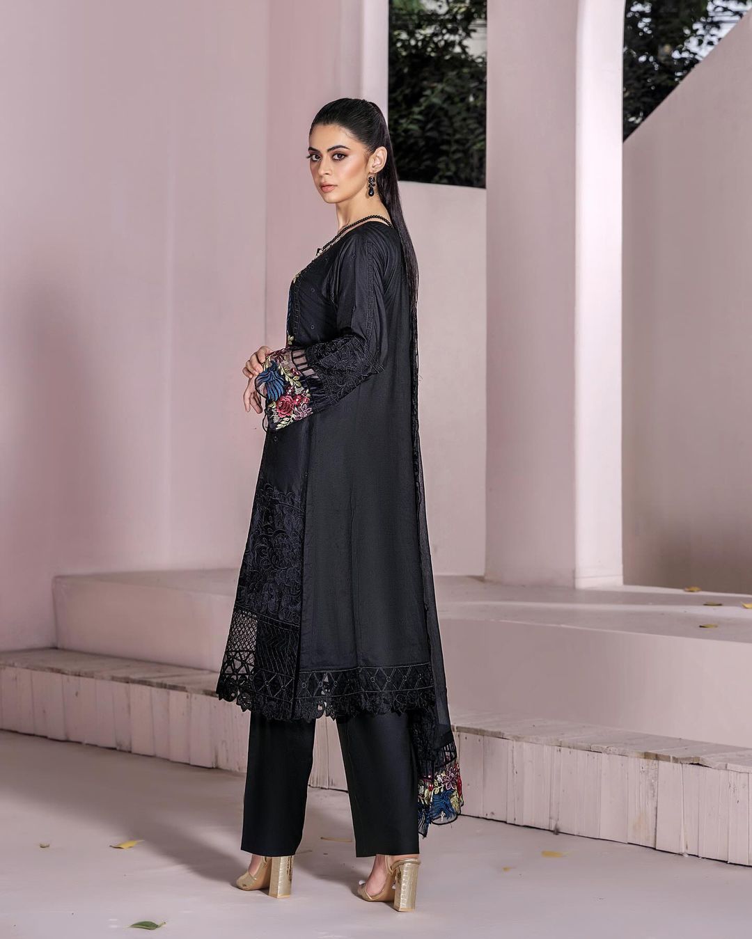MUNIRA 3-Piece Embroiderd Digital Printed Linen Collection