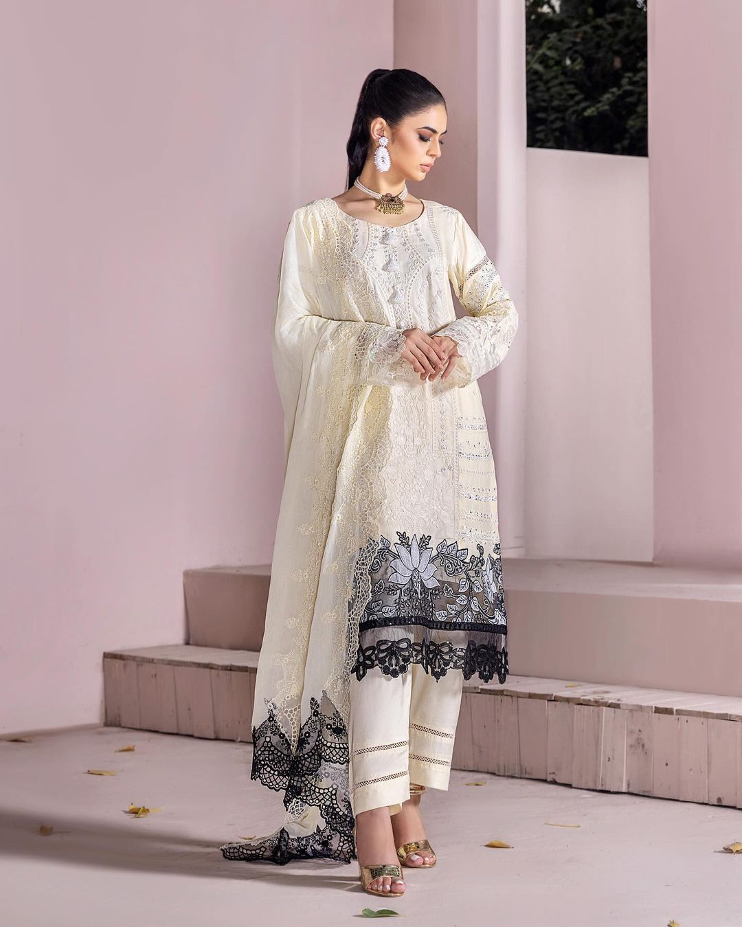 MUNIRA 3-Piece Embroiderd Digital Printed Linen Collection