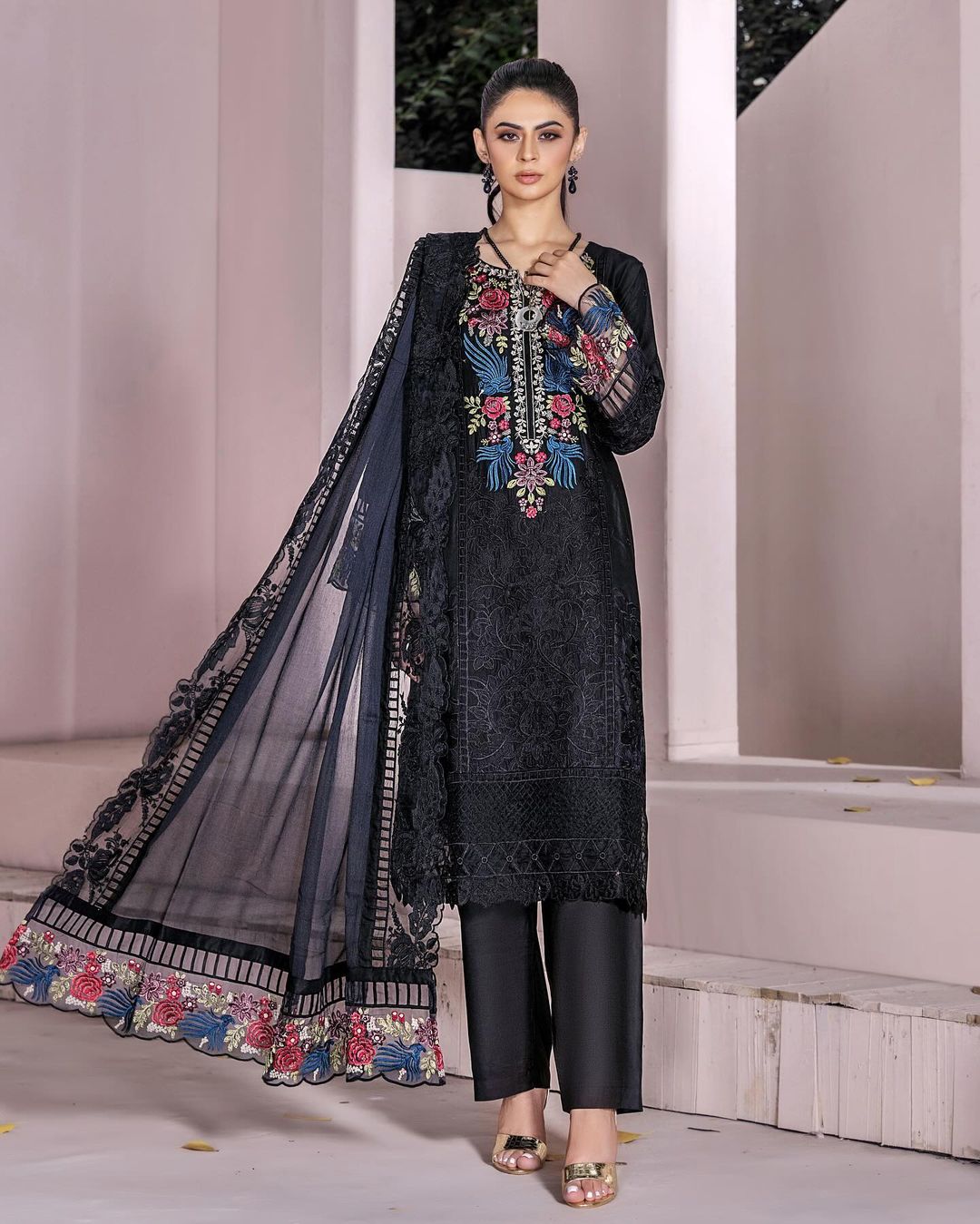 MUNIRA 3-Piece Embroiderd Digital Printed Linen Collection