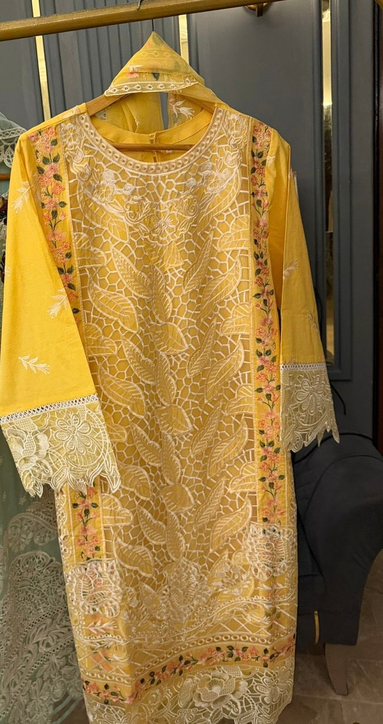 Chicken Luxury Lawn Embroidered 3 piece